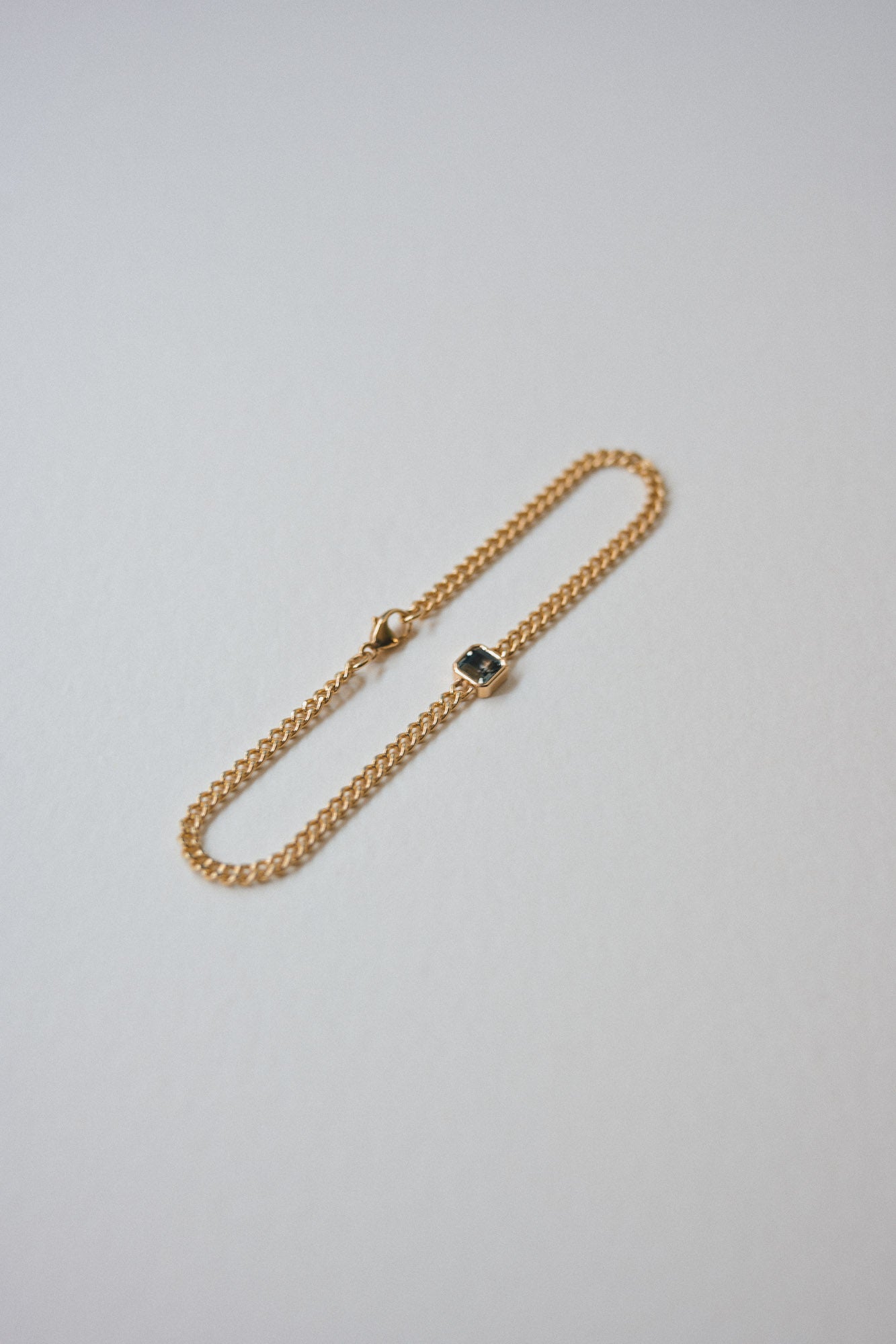 Gold chain bracelet made of recycled gold in the UK with unique ethical sourced gemstones 