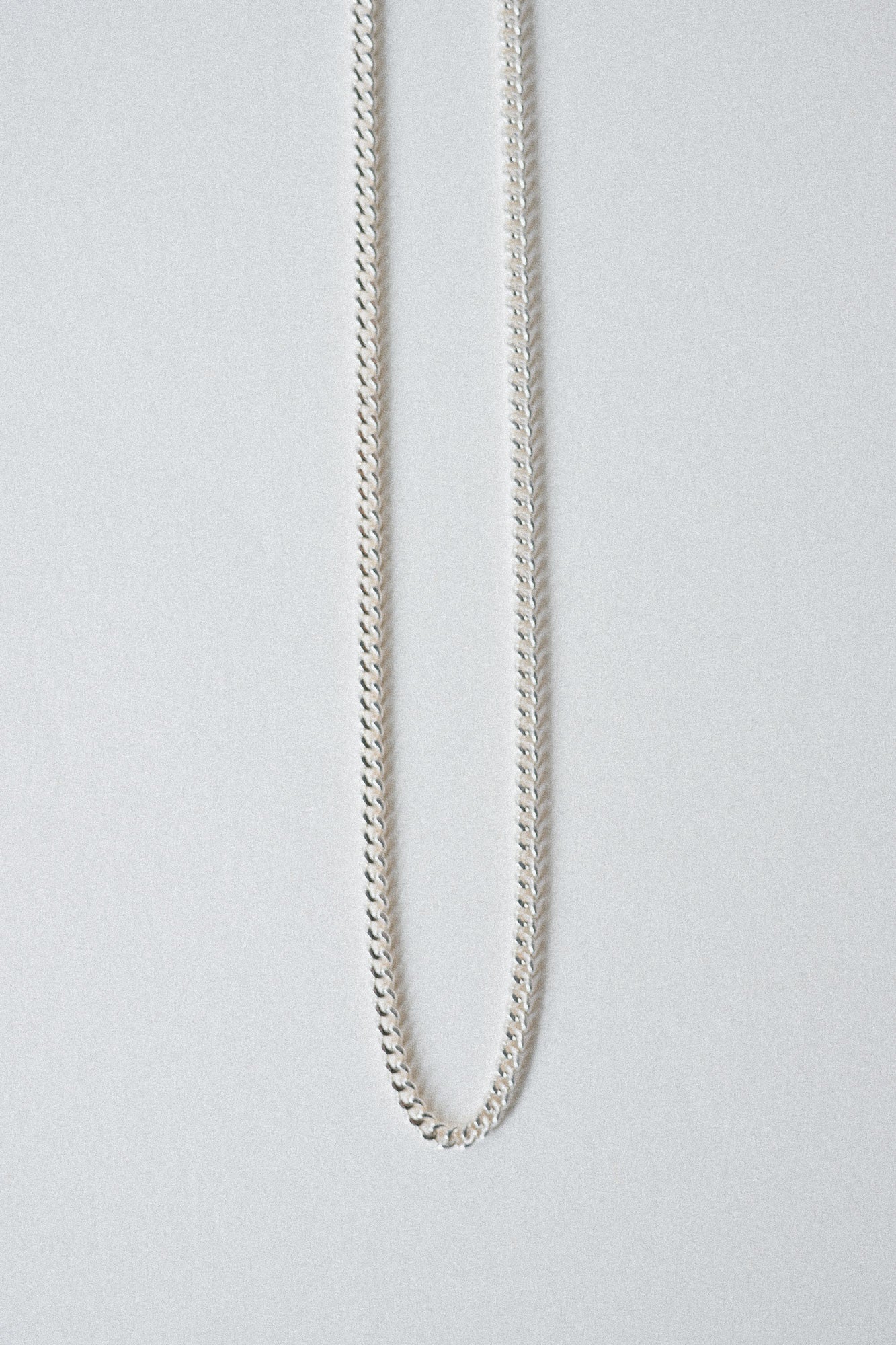 Genderless curb chain on white recycled gold