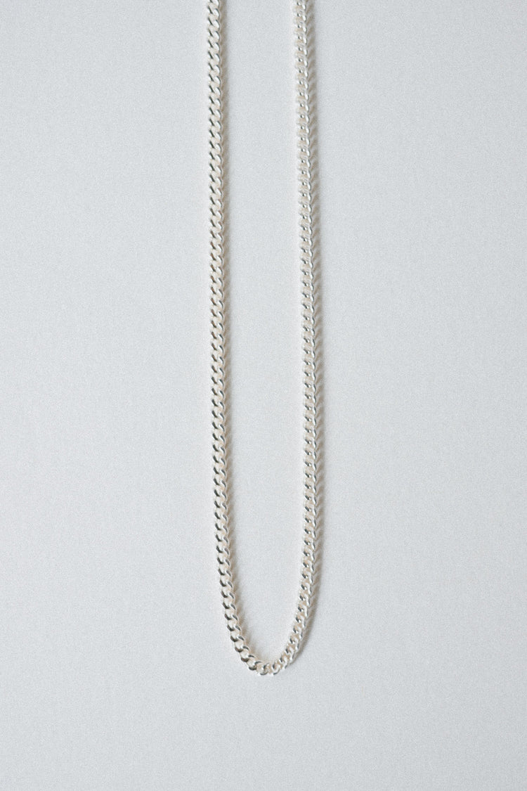 Genderless curb chain on white recycled gold