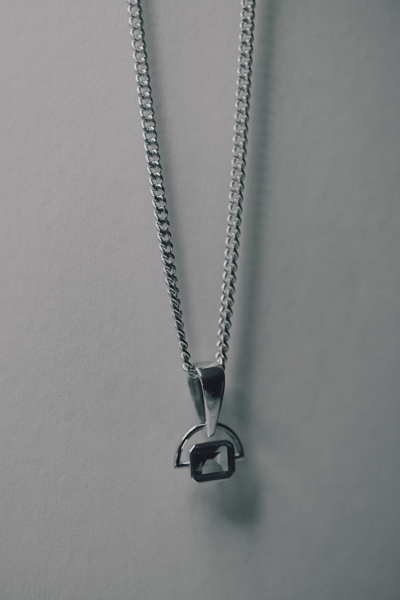 bespoke custom pendant gemstone made of recycled gold 